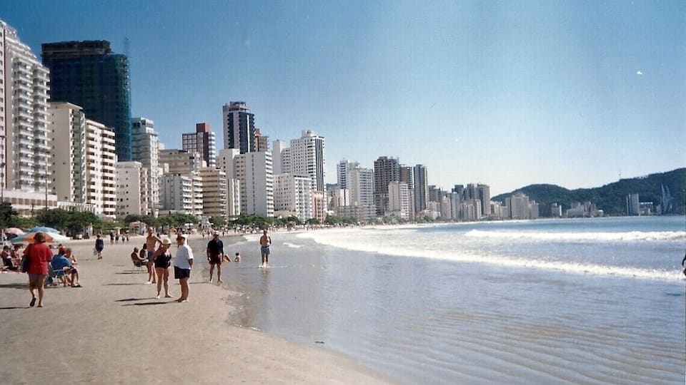 Praia dos Ingleses es una playa situada en el barrio Ingleses, en el norte de la isla de Santa Catarina, en el municipio de Florianópolis, capital del Estado de Santa Catarina, Brasil.