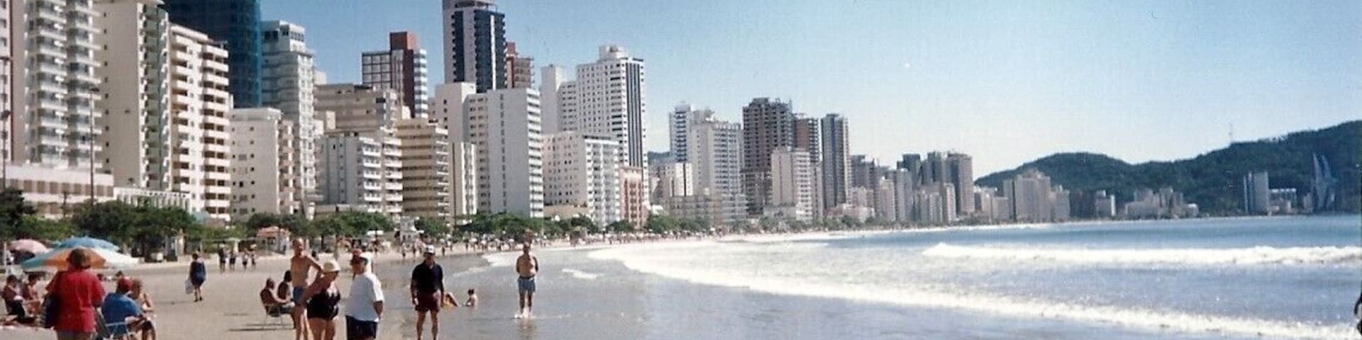 Praia dos Ingleses es una playa situada en el barrio Ingleses, en el norte de la isla de Santa Catarina, en el municipio de Florianópolis, capital del Estado de Santa Catarina, Brasil.