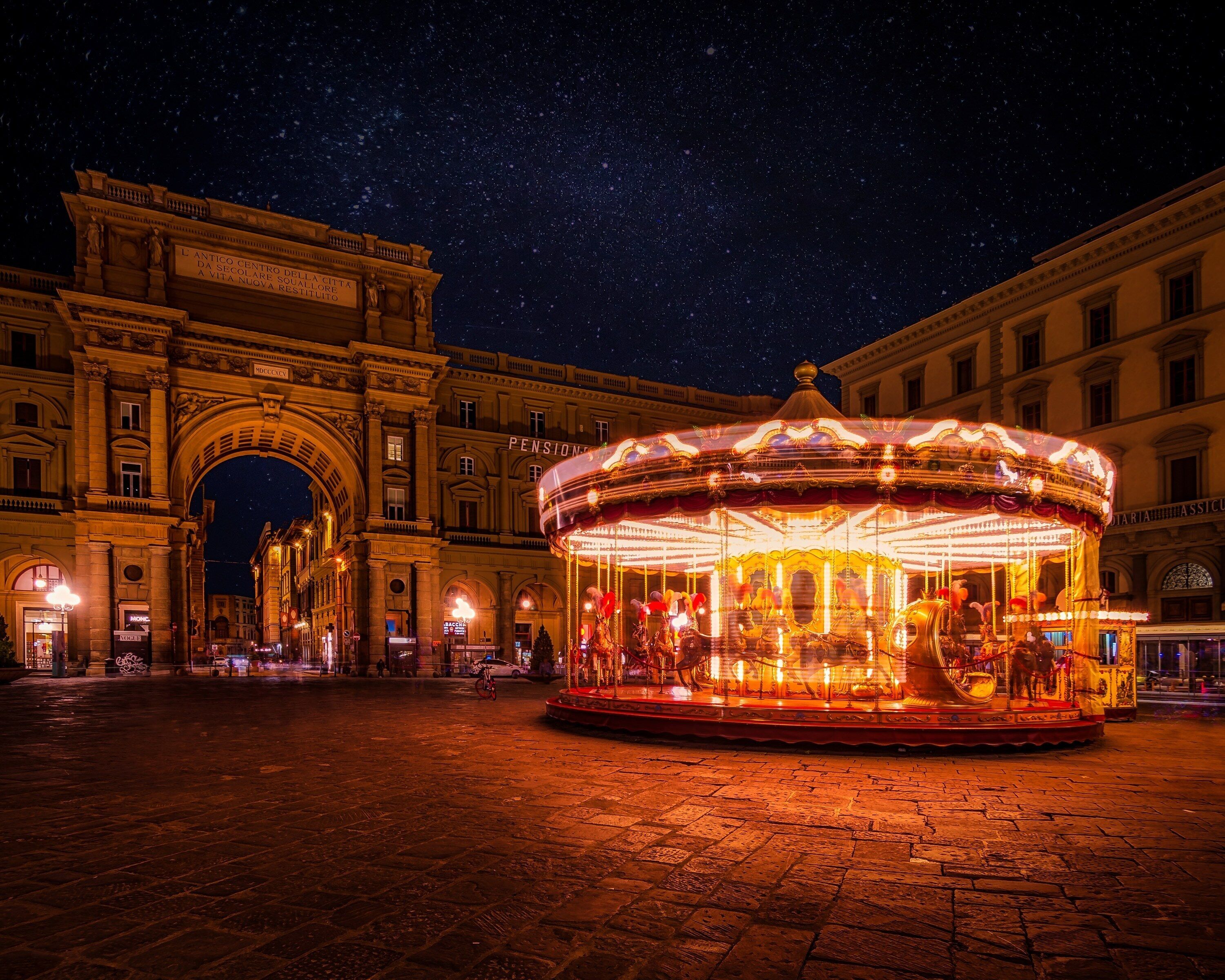 I love carousels, and this one from Florence is super cool in the night, so it was an excellent photographic opportunity. #culture