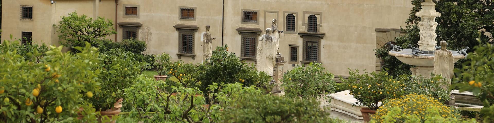 Il retro visto dal giardino