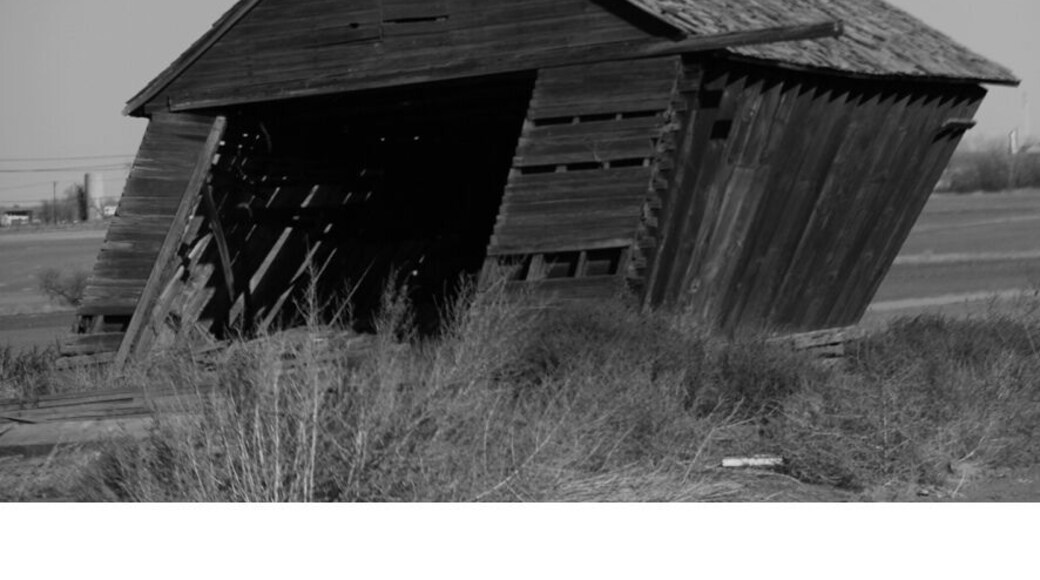 Really sad to see this kind of thing going on all over the USA. The original barns thst we saw everywhere are disappearing at an alarming rate. Ive tried to find out who owns this. It needs to be rescued #oldbarn #antique @Julia