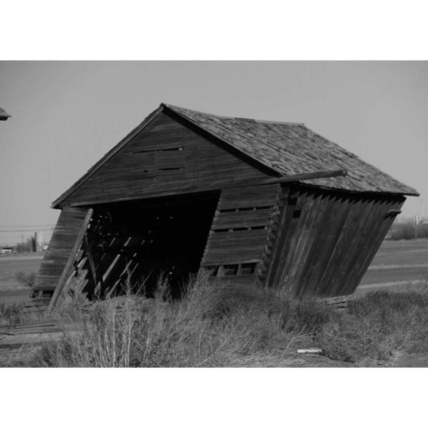 Really sad to see this kind of thing going on all over the USA. The original barns thst we saw everywhere are disappearing at an alarming rate. Ive tried to find out who owns this. It needs to be rescued #oldbarn #antique @Julia