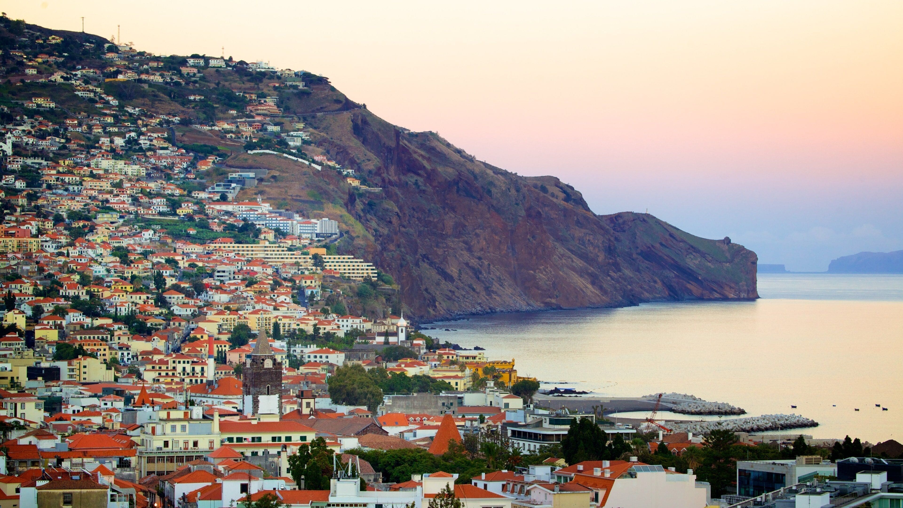 Funchal inclusief een kuststadje, een zonsondergang en bergen