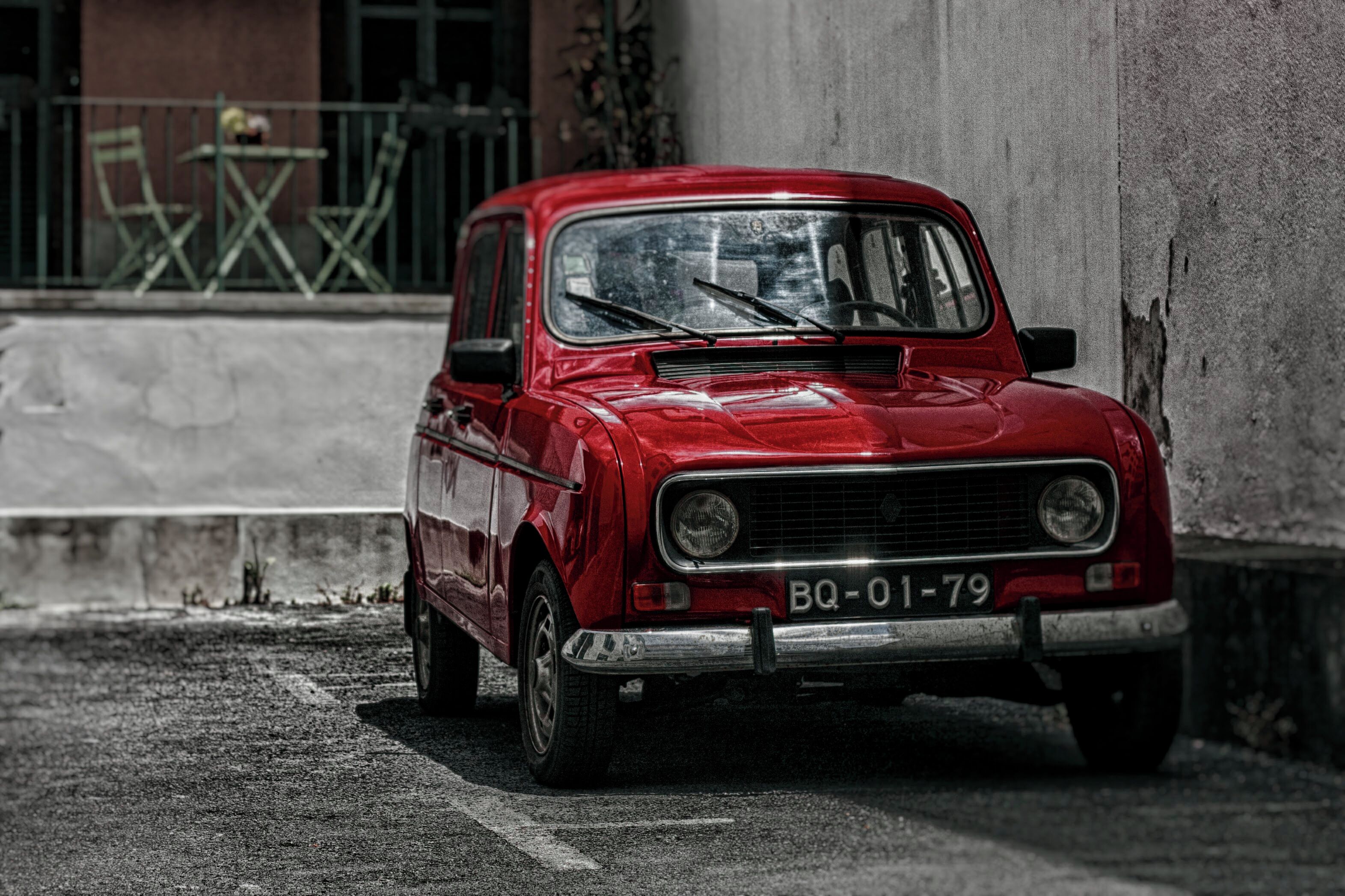 The car is special in this spot. I have seen a lot of pictures from Cuba with old classic cars and I love every single one of them... Hopefully one day I will have a chance to go there...