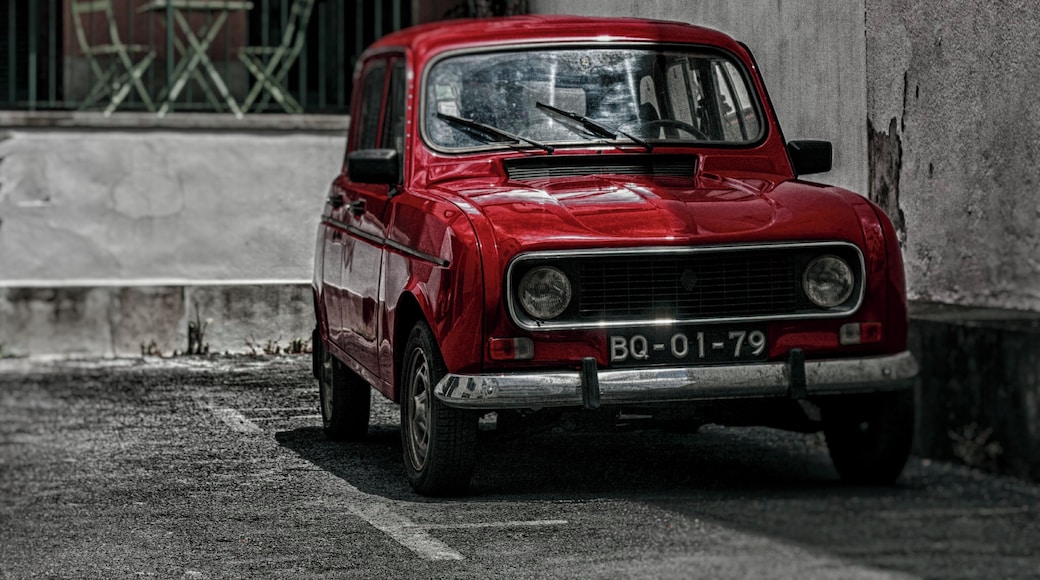 The car is special in this spot. I have seen a lot of pictures from Cuba with old classic cars and I love every single one of them... Hopefully one day I will have a chance to go there...