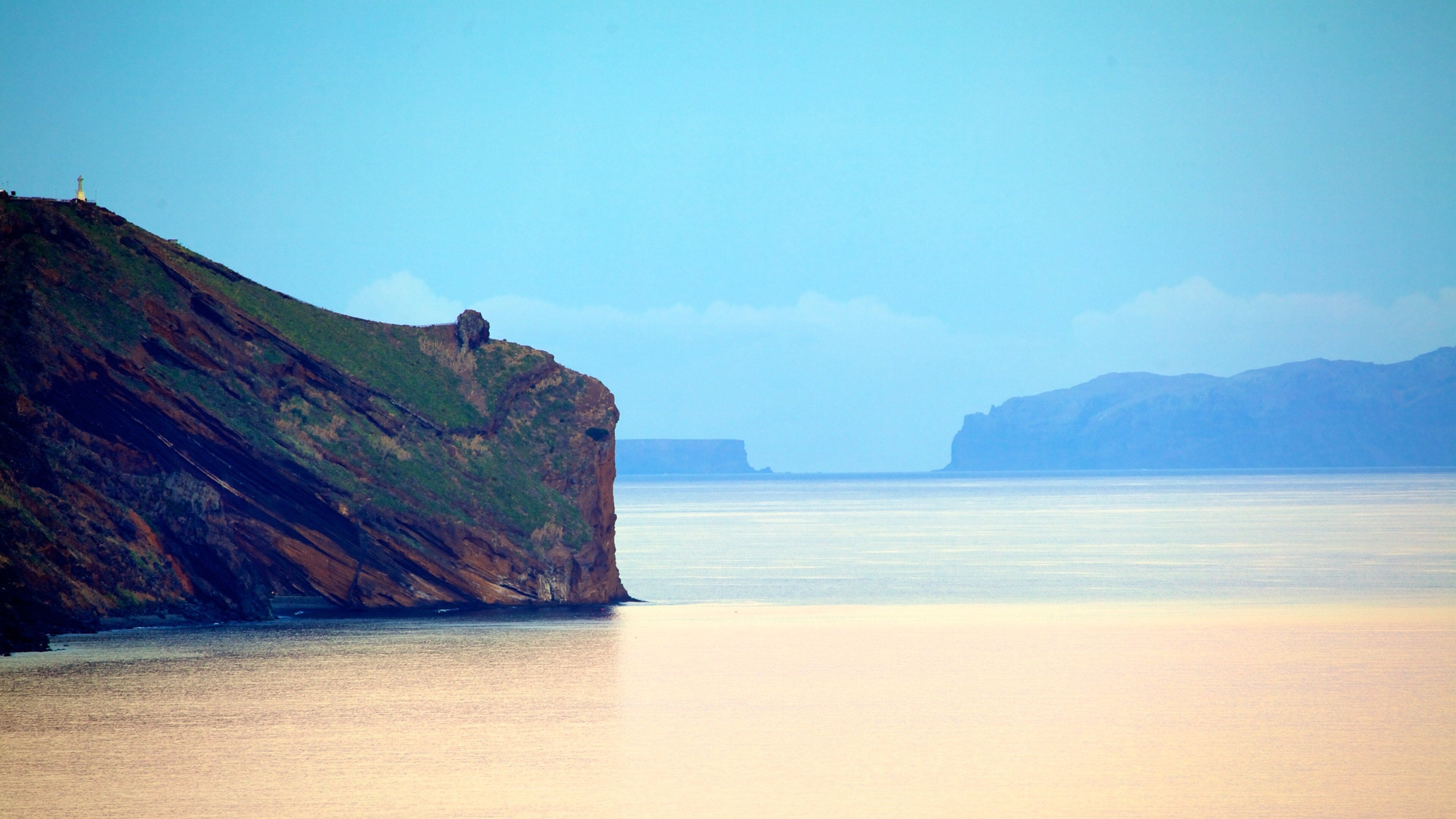 Funchal montrant paysages côtiers, paysages et brume ou brouillard