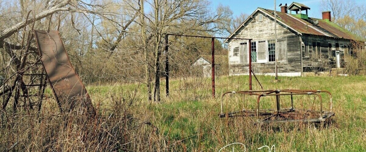 I have searched for an abandoned schoolhouse with the original playground equipment for years.
P.S.
the merry go round still goes round ♪
#abandoned