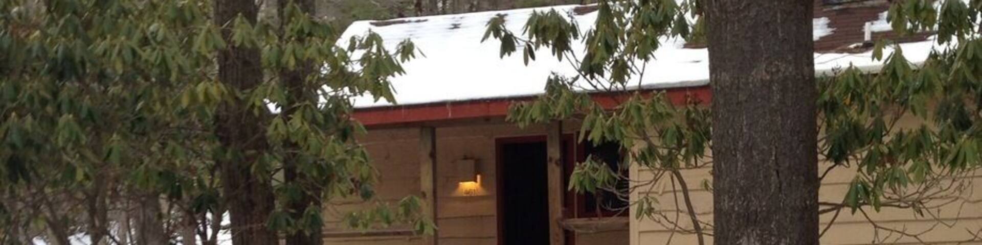 Beautiful little cabin in the woods
#northernPOCONOS
#splitrock