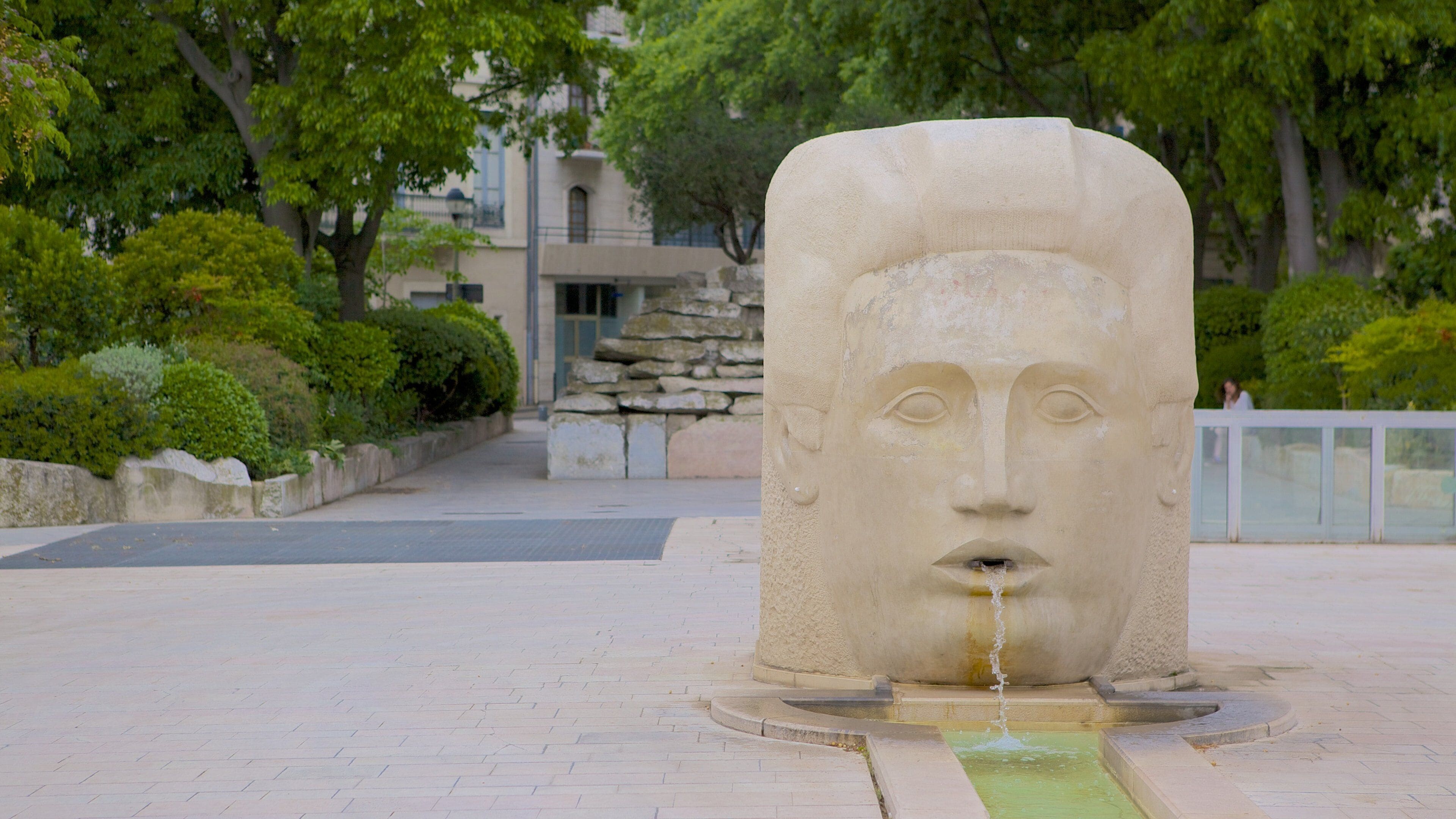 Nîmes mettant en vedette une statue ou une sculpture, une fontaine et scènes de rue