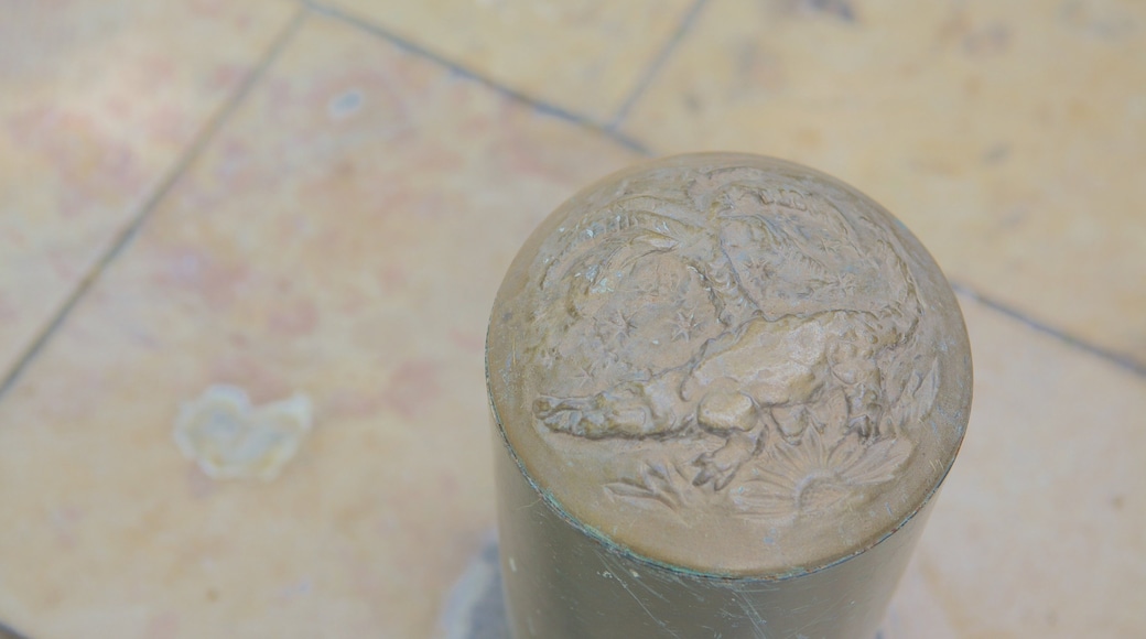 Nîmes bevat kunst en historisch erfgoed