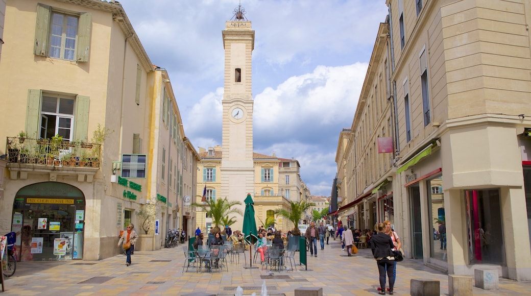 Nîmes bevat straten en ook een grote groep mensen