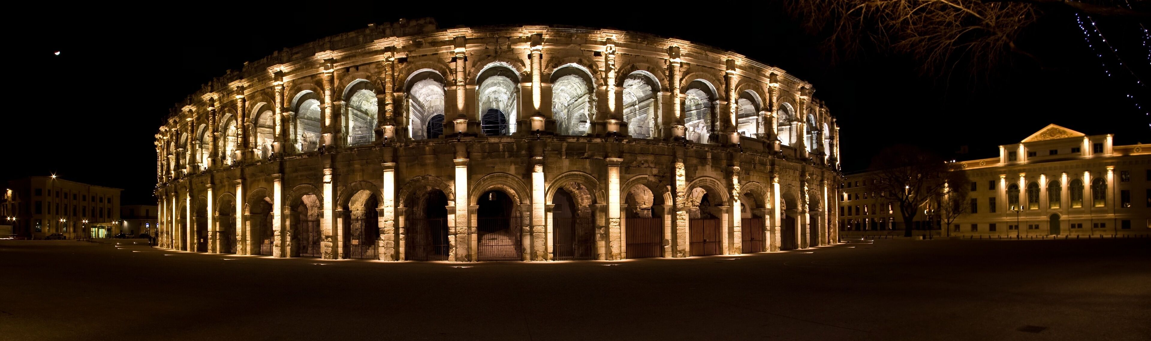Arènes de Nîmes by night