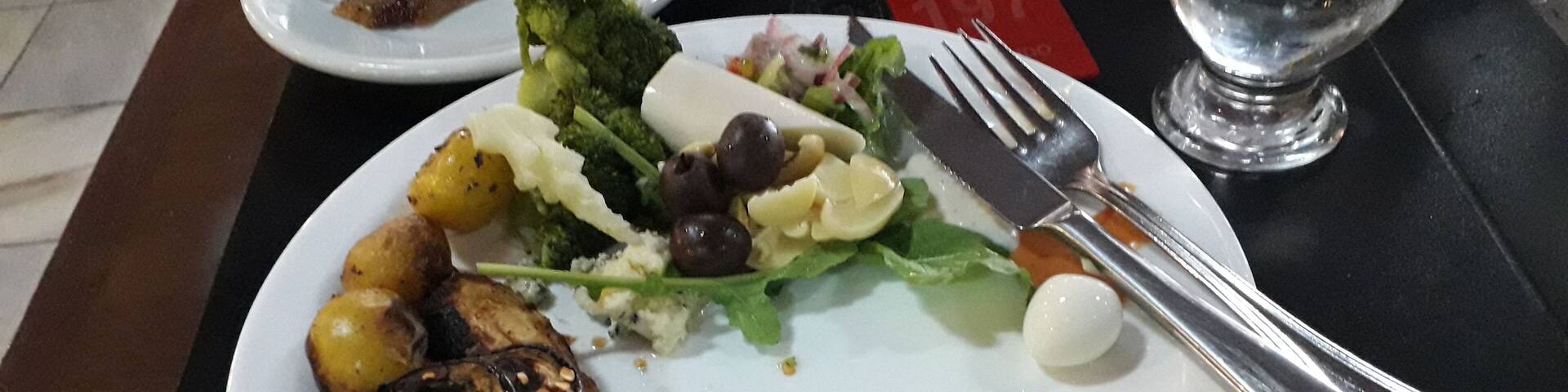 A plate of food with a sign that says "Gheller Yes Please!".