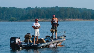Lava Hot Springs montrant pĂȘche, scĂšnes tranquilles et lac ou Ă©tang