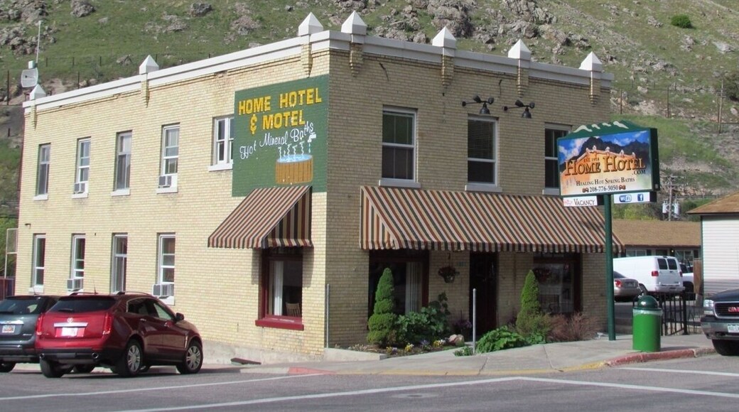 Great place to stay, right next to the hot springs.