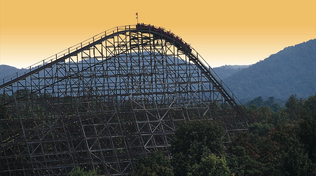 Lava Hot Springs showing a sunset, rides and tranquil scenes