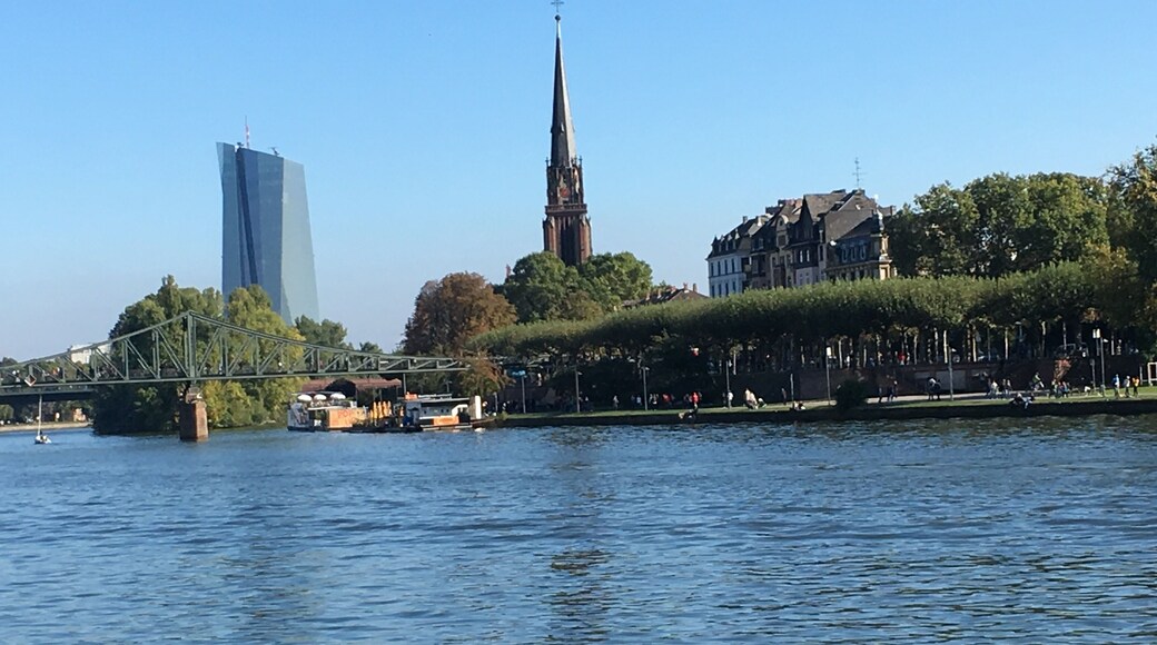 Frankfurt has a wonderful combination of old and new architecture.
#travel #photography #architecture #frankfurt #germany