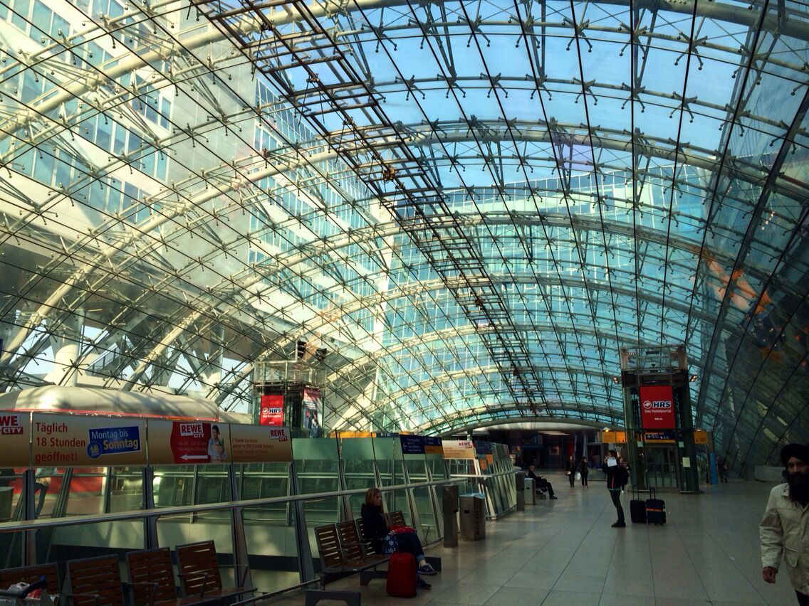 97 lifts and escalators 1,800 construction workers and project staff 20,000 façade components 7,000 doors 2,000 glass panes in the skylight 20,000 tons of steel 60,000 cubic meters of concrete 145,000 square meters of façade
