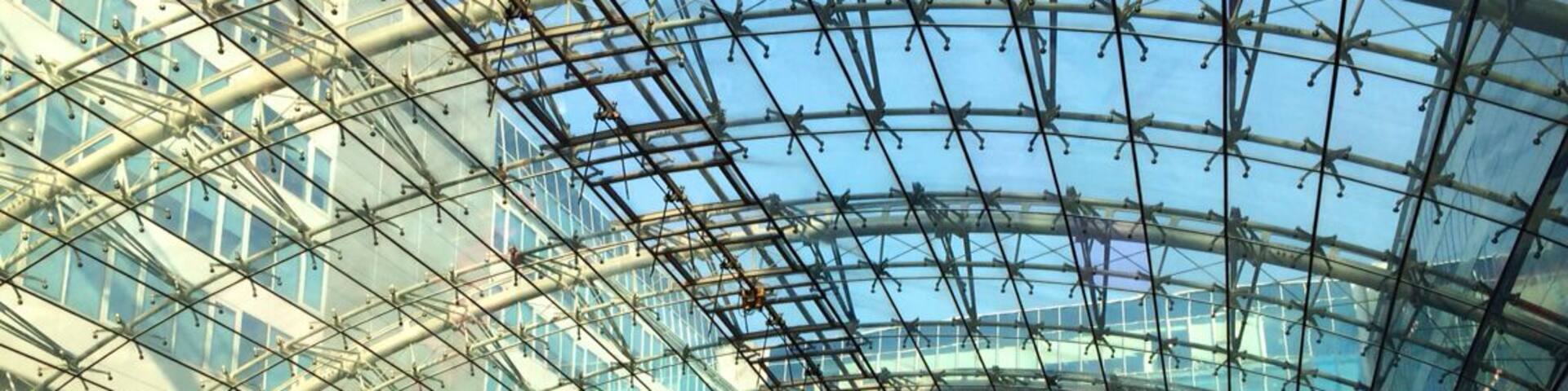 97 lifts and escalators 1,800 construction workers and project staff 20,000 façade components 7,000 doors 2,000 glass panes in the skylight 20,000 tons of steel 60,000 cubic meters of concrete 145,000 square meters of façade