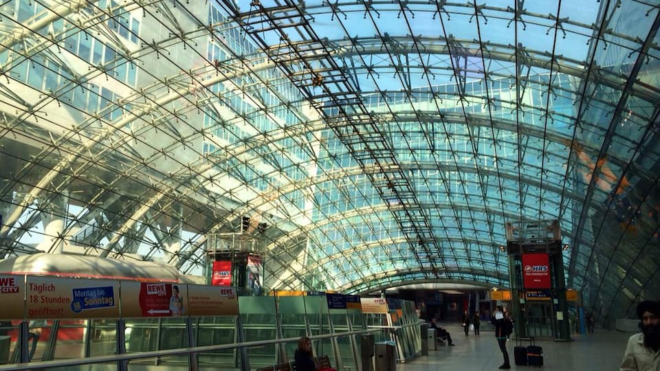 97 lifts and escalators 1,800 construction workers and project staff 20,000 façade components 7,000 doors 2,000 glass panes in the skylight 20,000 tons of steel 60,000 cubic meters of concrete 145,000 square meters of façade