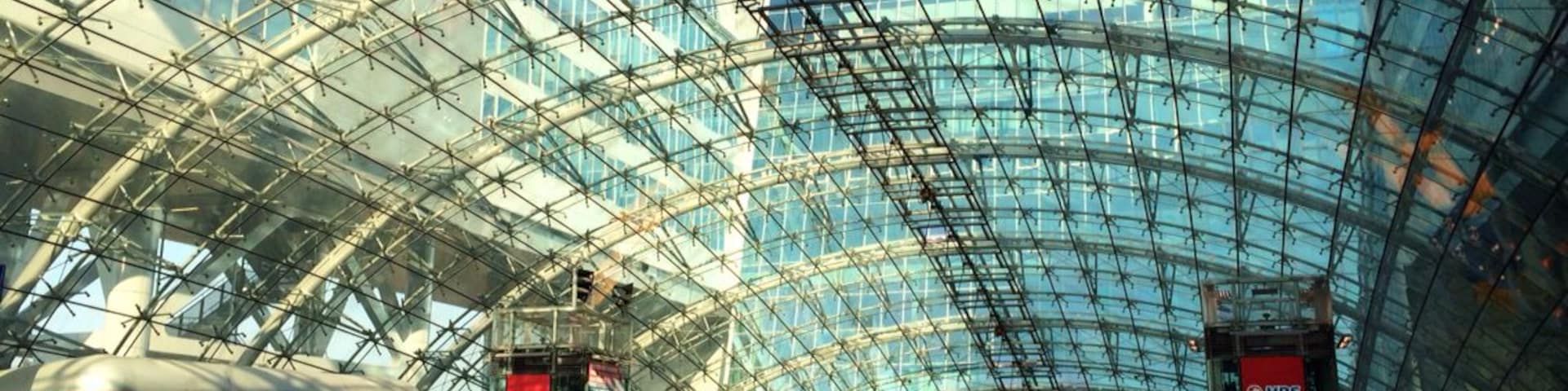 97 lifts and escalators 1,800 construction workers and project staff 20,000 façade components 7,000 doors 2,000 glass panes in the skylight 20,000 tons of steel 60,000 cubic meters of concrete 145,000 square meters of façade