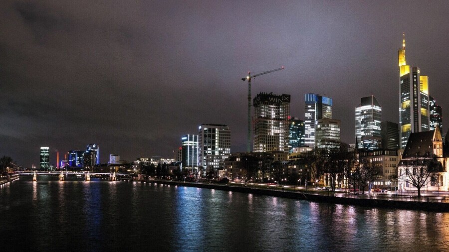 Frankfurt on the night looks amazing. There are several bridges on the river and you can take great pictures from each of them.
#germany #bvsquad #UrbanJungle #frankfurtammain #night #cityscape