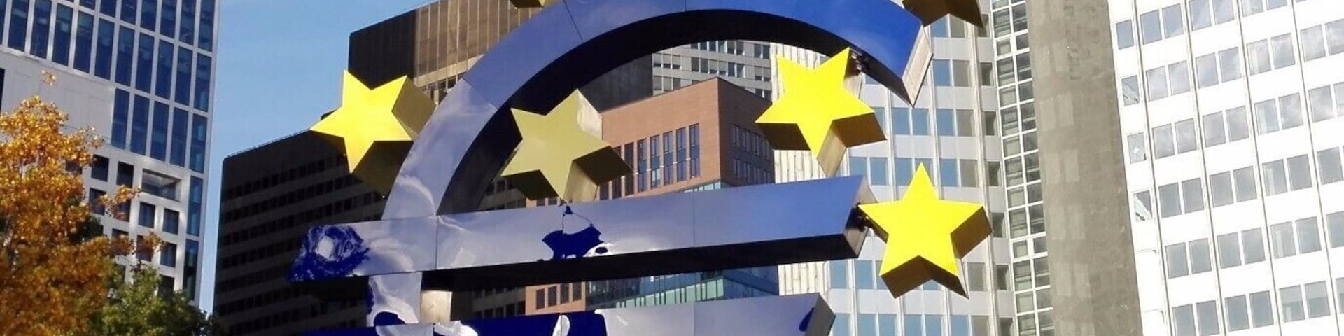 23 Oct 2015
When in the Bankenviertel, Frankfurt seems a complete different city. From old medieval architecture, this district is only skyscrapers and modern buildings, most of them banks composing the most important financial centre in Europe.