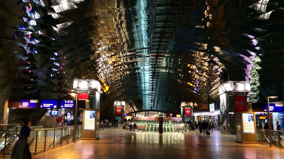 In the night:
97 lifts and escalators 1,800 construction workers and project staff 20,000 façade components 7,000 doors 2,000 glass panes in the skylight 20,000 tons of steel 60,000 cubic meters of concrete 145,000 square meters of façade