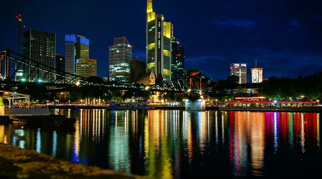 This is the beautiful skyline of Frankfurt am Main, a city located in germany.
The bridge seen on this picture is called "Eiserner Steg" by locals.
The Photo was taken using a Huawei P9 and my backpack as a "tripod".
#smartphonephotography