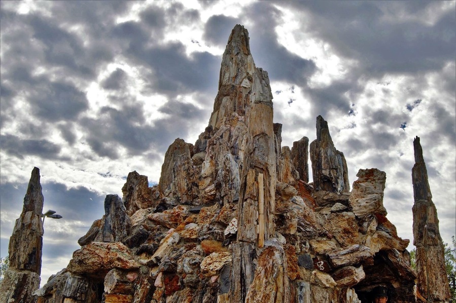 Lemmon is home to the world’s largest Petrified Wood Park. This tourist attraction fills an entire block of the downtown area and is built entirely of petrified wood, fossils and stone