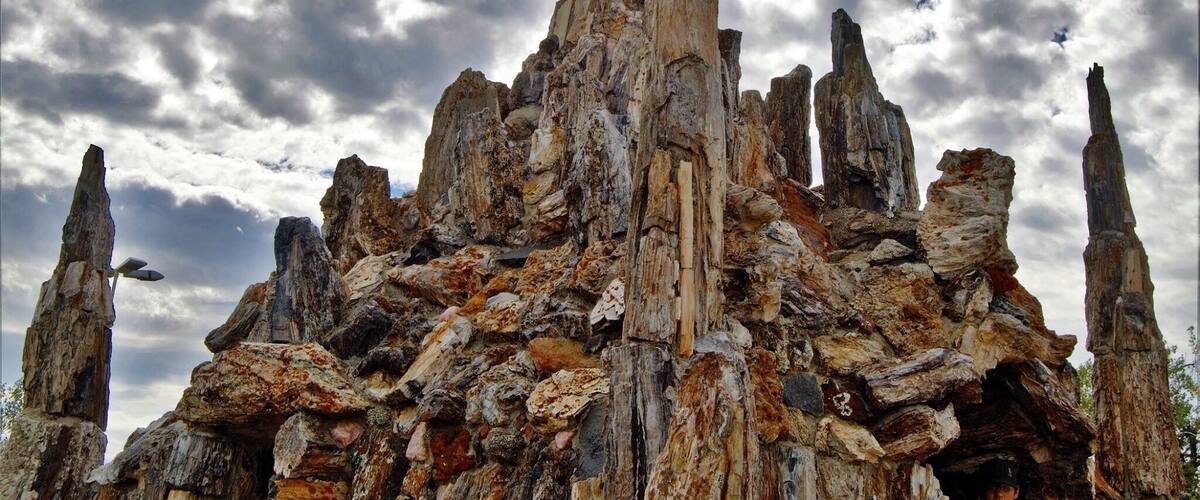 Lemmon is home to the world’s largest Petrified Wood Park. This tourist attraction fills an entire block of the downtown area and is built entirely of petrified wood, fossils and stone