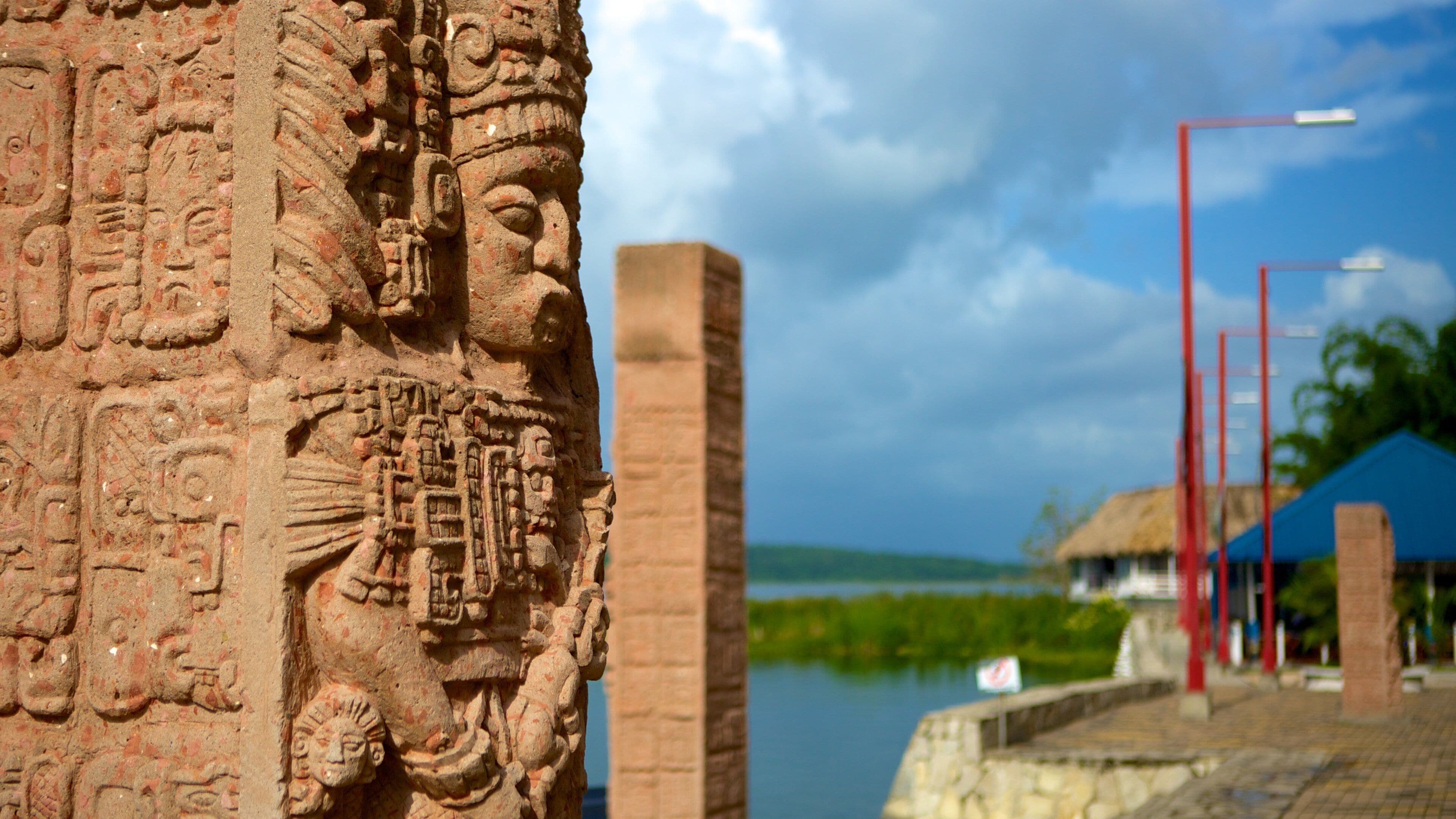 Flores which includes outdoor art, a coastal town and a statue or sculpture