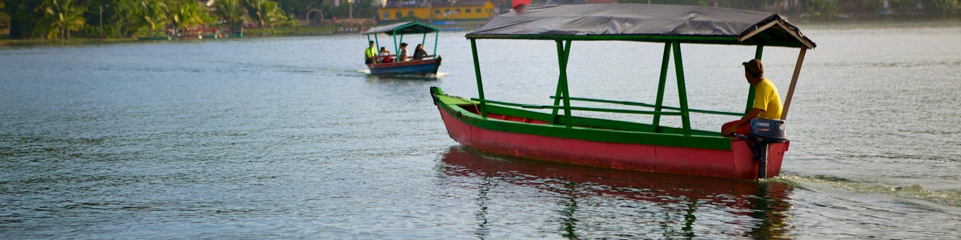 フロレス どの含み ボート, 湖あるいは泉 と 海岸沿いの町