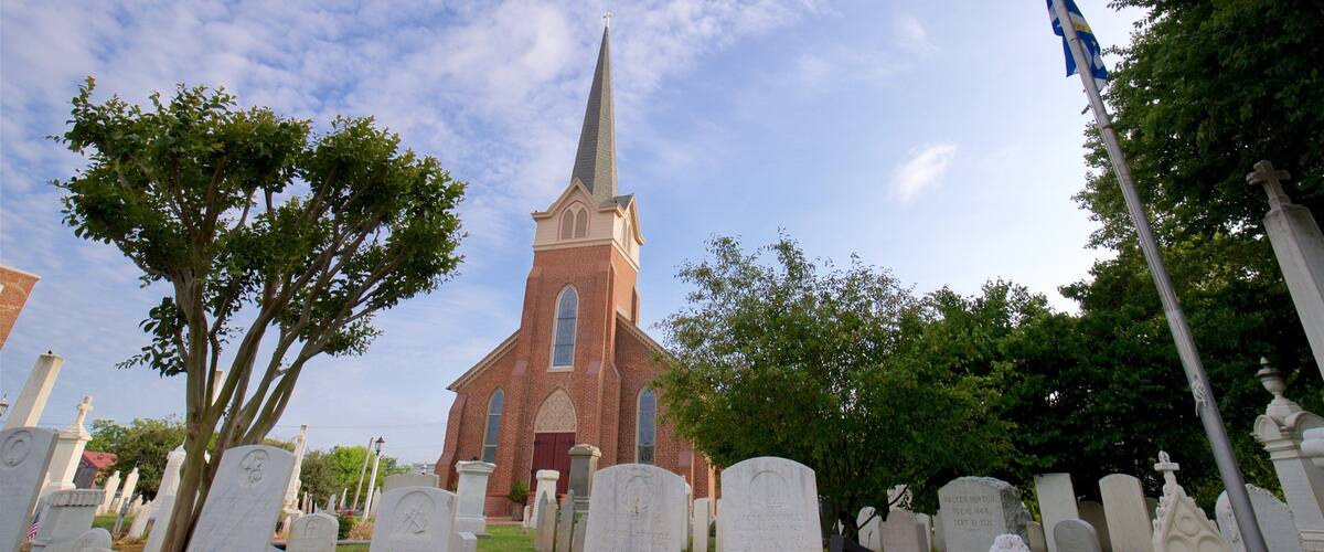 Lewes mit einem Sonnenuntergang, Kirche oder Kathedrale und Friedhof
