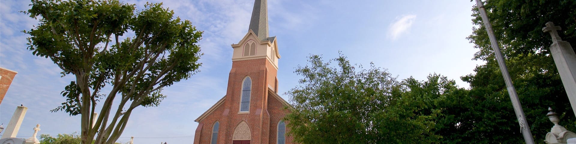 Lewes som inkluderar en kyrka eller katedral, en solnedgÄng och en kyrkogÄrd