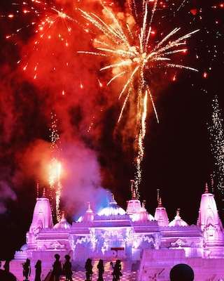 Every year on Deepawali (one of the biggest Indian festival) this temple in Atlanta,GA hosts an extravagant display of fireworks, accompanied by an equally striking light and sound show. The entry is free for all and they even take care of the parking. #fireworks, #Indianfestival, #deepawali, #diwali, #atlanta, #georgia