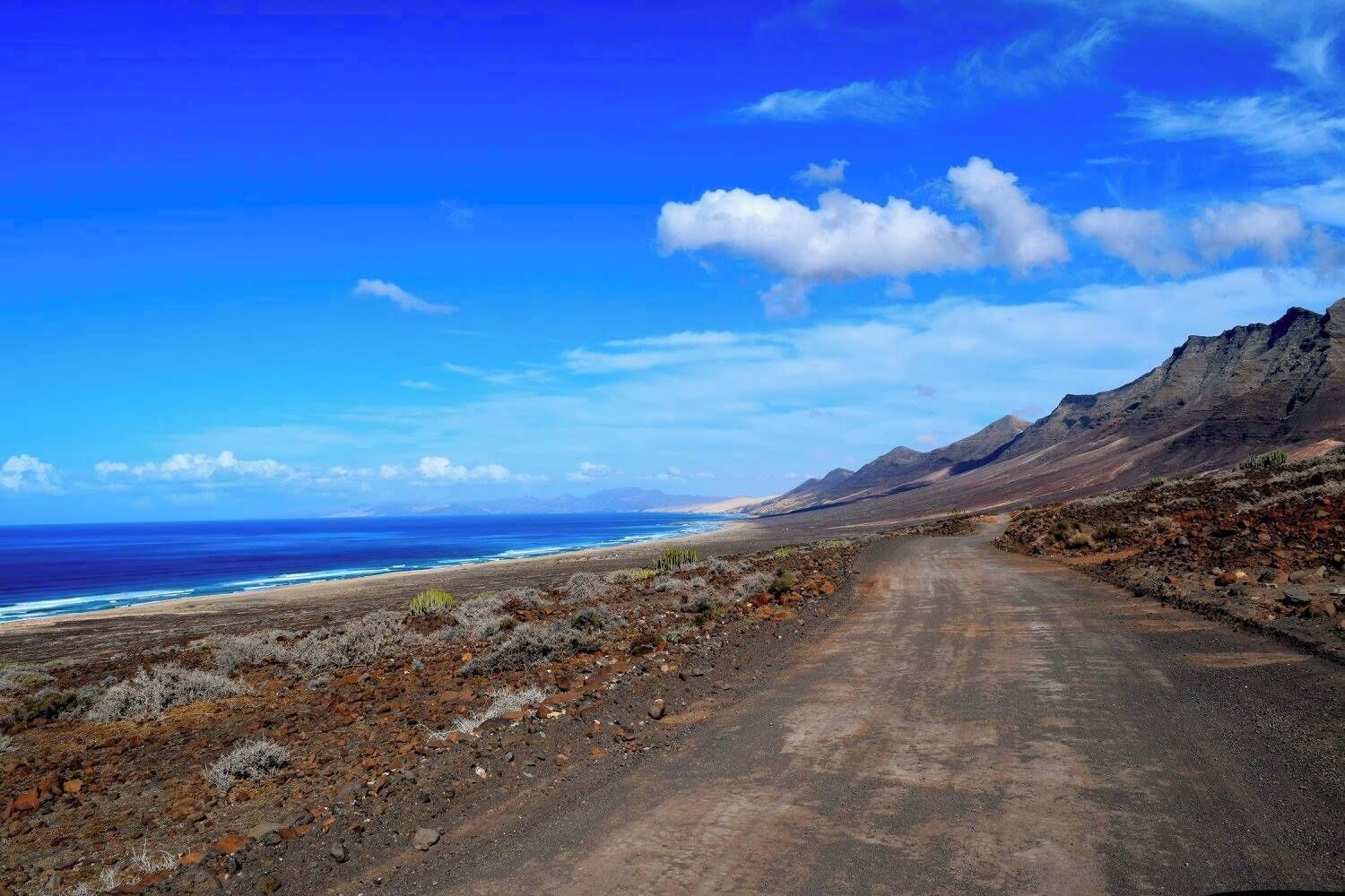 Una carretera costera con un paisaje rocoso y vista al océano.