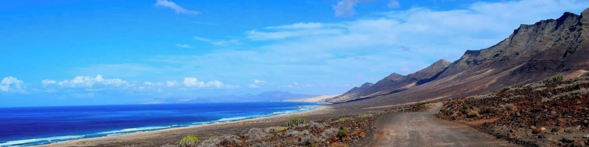 Una carretera costera con un paisaje rocoso y vista al océano.