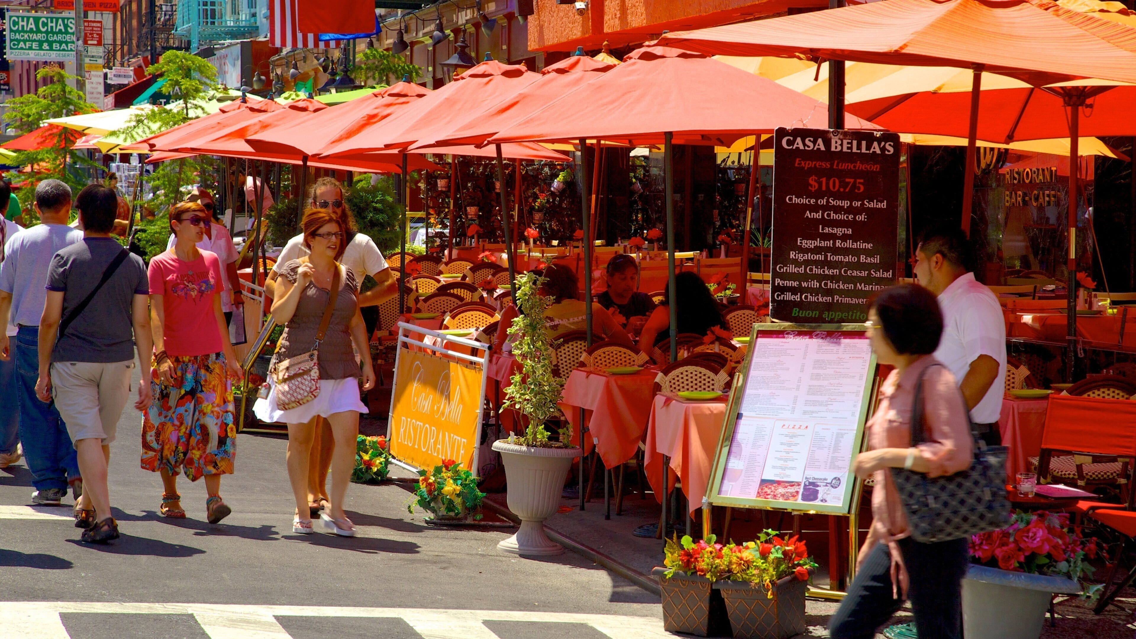 Little Italy qui includes scènes de rue, sortie au restaurant et scènes de café