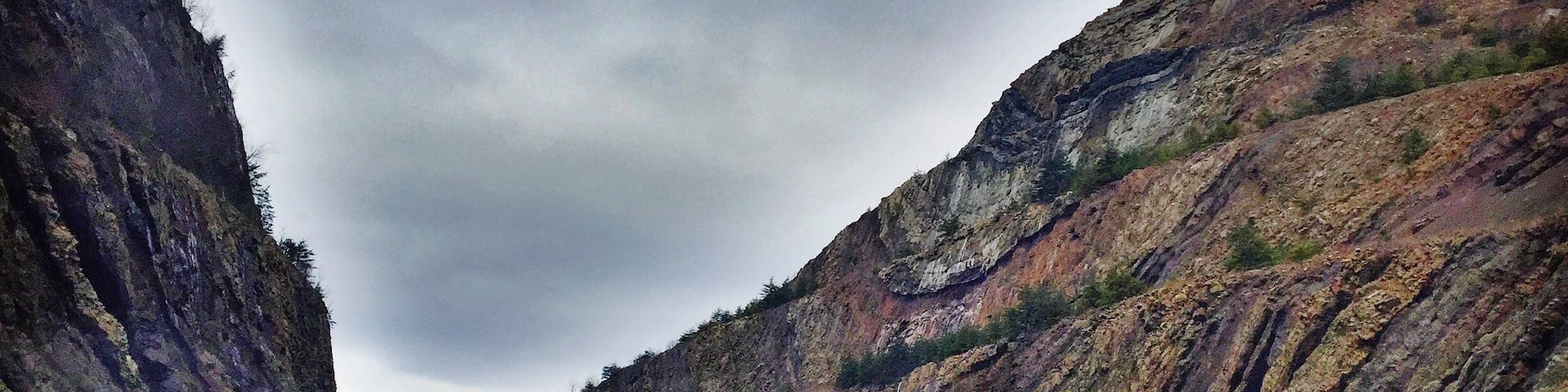 Sideling Hill is impressive beyond words. After going up and down hills in the gray, foggy day, this sight was welcomed. With a rest stop on both sides of the roads, you can follow a pathway to get a better look at the clear rock layers that make up the mountain.
#geology #maryland #outdoors #roadtrip