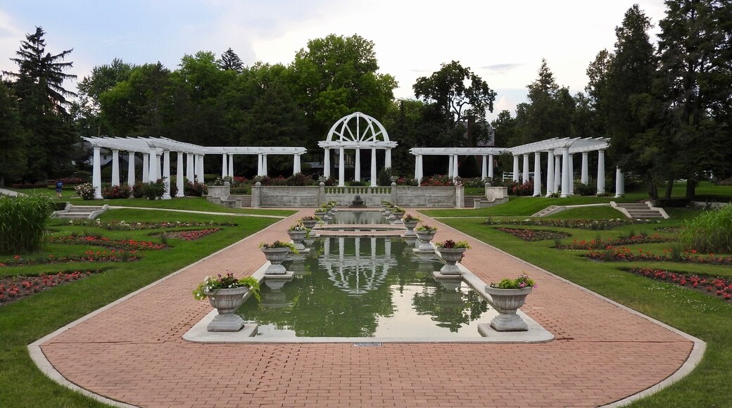 Lakeside park offering sunken gardens with a variety of roses, plus fountains & pavilions.
#LikeALocal