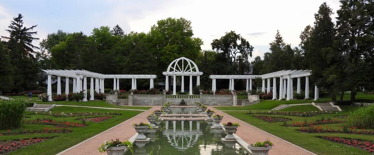 Lakeside park offering sunken gardens with a variety of roses, plus fountains & pavilions.
#LikeALocal