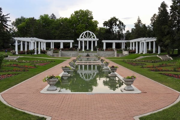 Lakeside park offering sunken gardens with a variety of roses, plus fountains & pavilions.
#LikeALocal