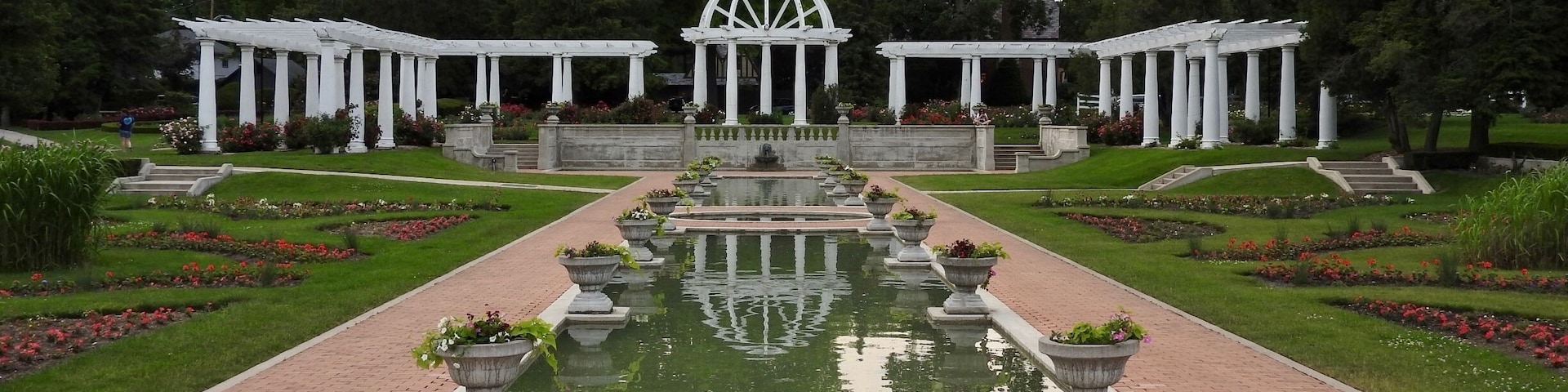 Lakeside park offering sunken gardens with a variety of roses, plus fountains & pavilions.
#LikeALocal