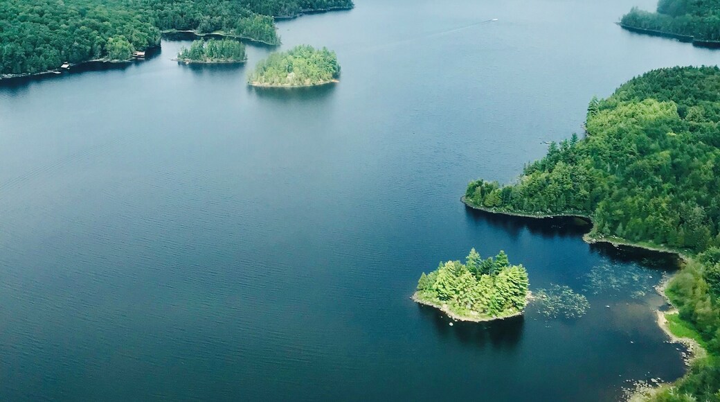 This photo was taken from my iPhone 7+ and shows that you don’t need a $3,000 camera to get good shots. I went on a seaplane and didn’t bring my m50 and was mad that I couldn’t take photos, but then I took out my phone and it still looks good!!!! Use this post and this caption as motivation for your next photo! 😋 #Adventure