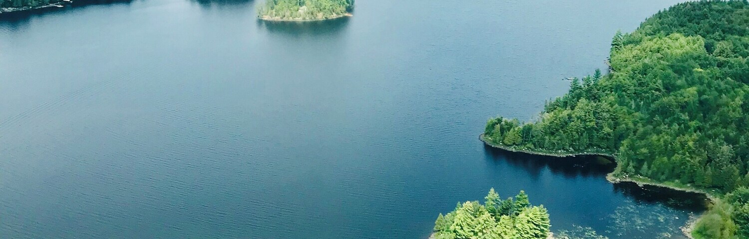 This photo was taken from my iPhone 7+ and shows that you don’t need a $3,000 camera to get good shots. I went on a seaplane and didn’t bring my m50 and was mad that I couldn’t take photos, but then I took out my phone and it still looks good!!!! Use this post and this caption as motivation for your next photo! 😋 #Adventure