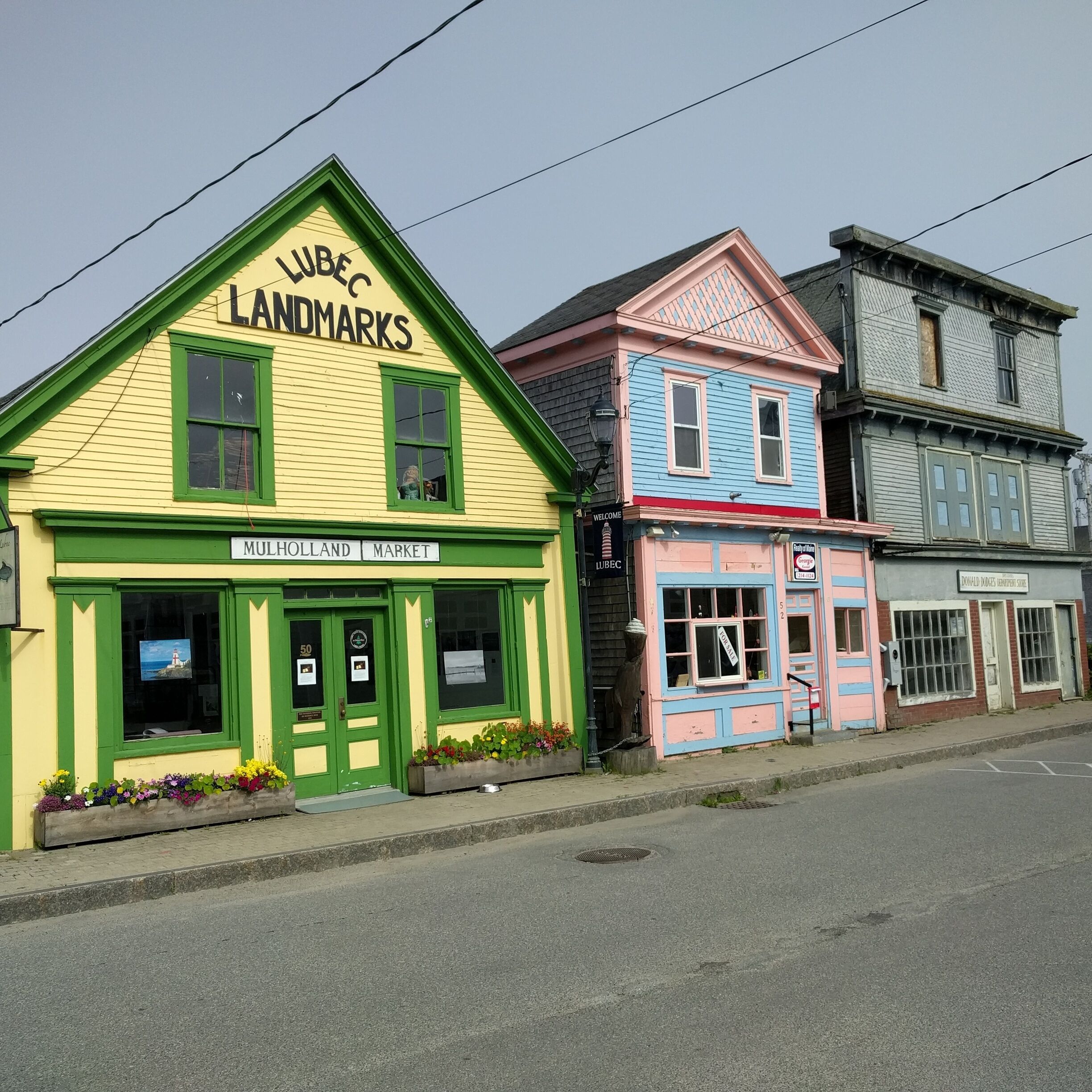 A colorful building with a sign reading "Lube Landmarks" and "Mullholland Market".