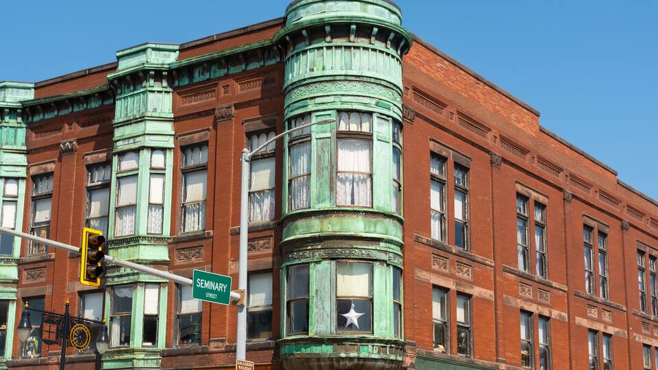 A historic building with green cornerstones and a star on the window.