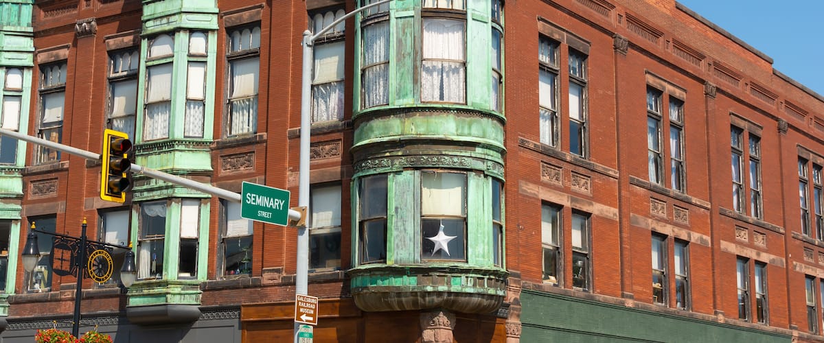 A historic building with green cornerstones and a star on the window.