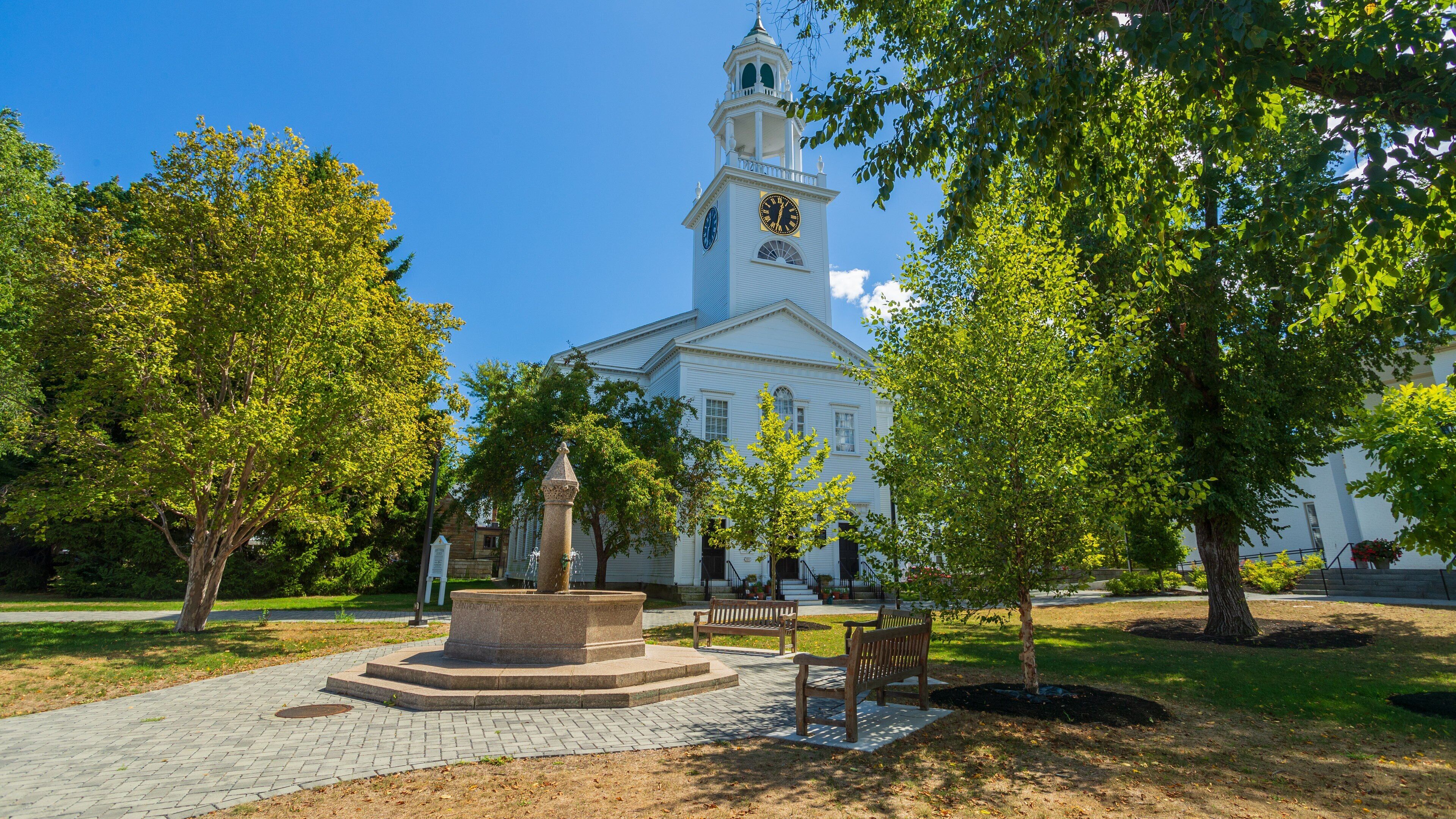 Manchester-by-the-Sea featuring a church or cathedral and a garden
